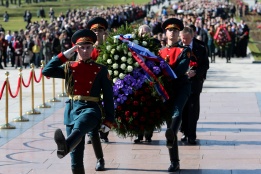 Руски военни оказват почести в Санкт Петербург по повод годишнината от победата над нацистите на 9 май.