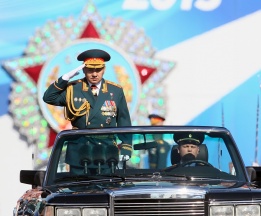 Министърът на отбраната на Русия генерал Сергей Шойгу присъства на традиционния военен парад в Москва по случай Деня на победата.