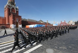 Над 11 000 военни маршируват по време на традиционния парад в Русия по случай Деня на победата на 9 май.