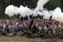 Членове на руски военно-исторически клубове пресъздават последната битка от май 1945 г. между съветските и немските армии, отбелязвайки 68-та годишнина от съюзническата победа във Втората световна война.