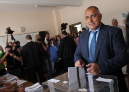 Бившият премиер Бойко Борисов гласува в 78 СОУ „Христо Смирненски“ в Банкя.