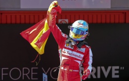 Фернандо Алонсо празнува победата си на домашното Гран При на Испания, след като спечели състезанието в Барселона за пръв път от 2006 г.