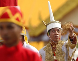 Земеделският министър на Тайланд Чавалит Чукайорн посява оризова зърна на традиционната Кралска церемония по оран в Банкок.