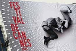 Работници подготвят официалния плакат за 66-ия годишен филмов фестивал в Кан, Франция от 15 до 26 май.