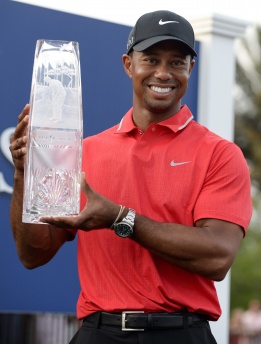 Американският голф-играч Тайгър Уудс се радва на трофея от спечеления шампионат на „Играчите, в Понте Верда, Флорида, САЩ.