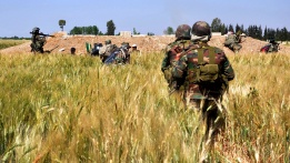 Войници от Сирийската армия заемат позиции по време на партул в отдалечената провинция Дараа, Сирия. Според медии, Сирийската армия е контролирала областта Кербет Газале и международната магистрала между Дамаск и Дараа.