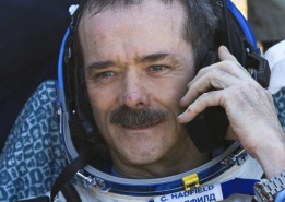 Канадският астронавт Крис Хедфийлд кацна в централен Казахстан, след пет месеца в орбита.
