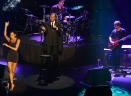 Хулио Иглесиас пее на концерт в Мексико Сити, където представи ретроспекция на своята над 40-годишна кариера.