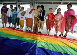 Активисти в Банкок отбелязват Международния ден срещу хомофобията, облечени в традиционни облекла.