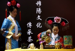 Чаена церемония на 10-тото Международно чаено изложение в Китай, което се състои в Шанхай от 16 до 19 май