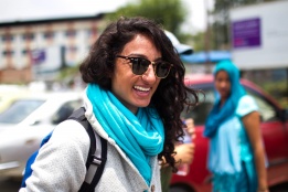 Саудитската планинарка Раха Мохарак, на 25 г., пристига на летището в Катманду, Непал. Раха стана първата жена в историята от Саудитска Арабия, която изкачи Еверест.