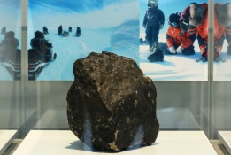 18-килограмов метеорит, намерен в Антарктида, е представен в природонаучния музей в Брюксел. Според белгийски учени, това е най-големия метеорит намиран за последните 25 години в източна Антарктида.