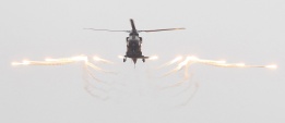 Южно-корейски боен хеликоптер „Сурион“ изстрелва осветителни ракети по време на военно учение във Военновъздушното училище в Нонсан, Южна Корея.