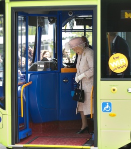 Британската кралица Елизабет II пристига с градски автобус в Лабораторията за молекулярна биология в Кеймбридж.