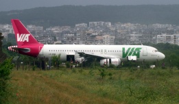 Самолет, пристигащ от Лайпциг, е излязъл от пистата на Летище Варна при кацане и е навлязъл в близка нива.