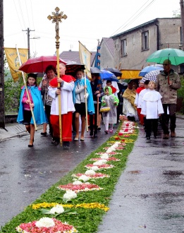 Вярващи вземат участие в шествието на религиозния празник "Корпус Кристи" в Южна Полша
