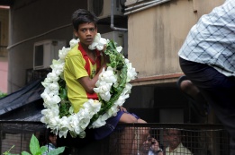 Местни индийци чакат да поднесат цветя на погребението на режисьора Ритупарно Гош в Калкута