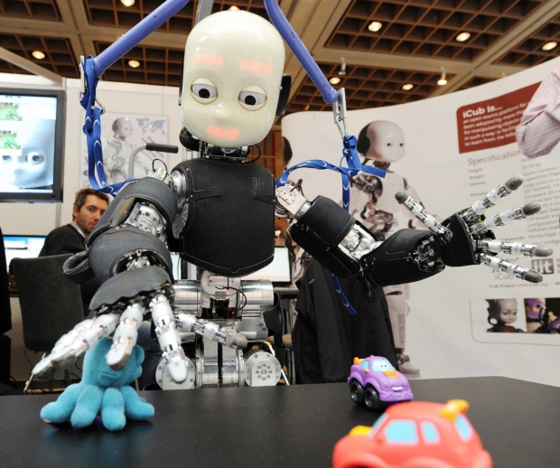 Роботът iCub, създаден в Италианския технологичен институт, е представен на Международната конференция по роботика и автоматика в Карлсруе, Германия.