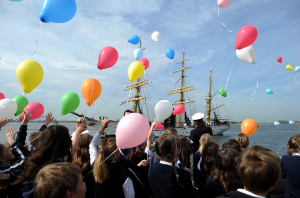 Ученици от началното училище Горкх-Фок в Хамбург приветсват едноименния учебен кораб, който ще остане в Хамбург до 9 май, когато е парадът по случай рождения ден на пристанището в града.