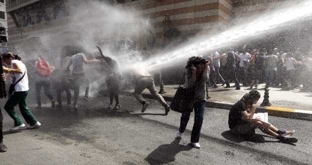 Полицията в Турция използва водни струи, за да разпръсне протеста срещу проект за урбанизация в Истанбул