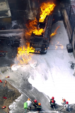 Пожарникари се опитват да потушат пламналия огън на петролна станция в Ханой, Виетнам