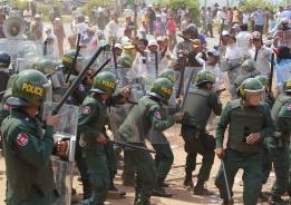 Полицията в Камбоджа блокира протестиращи работници от фабрика, които искат покачване на заплатите си
