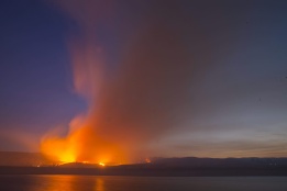 Пожар близо до Ланкастър, Калифорния, където близо 1000 пожарникари се борят със стихията