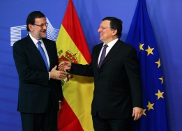 Президентът на ЕК Жозе Мануел Барозу приветства испанския премиер Мариано Рахой на среща на Европейската комисия в Брюксел