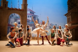 Танцьорите Екатерина Шипулина и Михаил Лобукин от руския балет "Балшой" представят "Le Corsaire" в Бризбейн, Австралия
