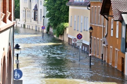 Улиците в Хале, Германия са наводнени след като река Саале излезе от коритото си и заплаши да потопи и други крайречни градове.