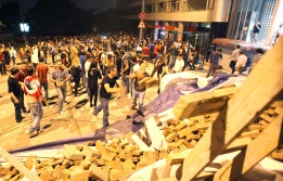 Демонстранти събират камъни за да издигнат барикада на улица в Истанбул. Около 25 души, използващи Туитър, са били арестувани в Турция по обвинения за разпространение на пропаганда и подтикване към демонстрации.