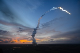 Ракетата „Ариан“ 5 излизата от европейския космодрум в Куру, Френска Гвиана. Свръхтежкият товар на борда й е предназначен за Международната Космическа Станция, където „Ариан“ 5 се очаква да пристигне на 15 юни.