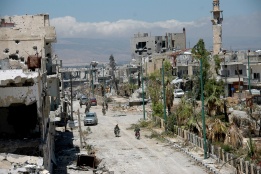 Сирийски войници се събират на централния площад в град Кусаир, провинция Хомс, след като армията постави под контрол града и околностите. Сирийските военни превзеха стратегичекия град след седмици на ожесточени сблъсъци.