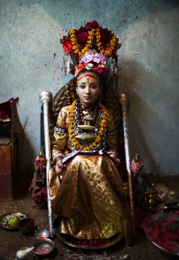 10-годишната Кумари чака да започне ежегодният фестивал в Катманду, Непал, облечена като богиня. Фестивалът трябва да донесе дъжд, добра реколта и късмет.