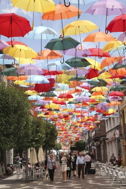 Хиляди разноцветни чадъри украсиха главната улица в Мадрид, с цел да се окуражат минувачите да пазаруват на прохлада в горещите месеци