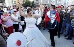 Булка танцува насред площад "Таксим" в Истанбул, където продължават протестите срещу правителството на Ердоган.