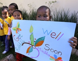 Деца в Йохансбург пеят песни и рисуват картинки, за да пожелаят на бившия президент на ЮАР Нелсън Мандела бързо оздравяване.