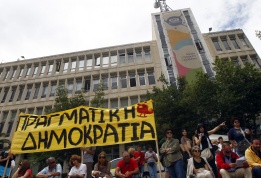 Хиляди протестиращи гърци се събраха пред централата на държавната телевизия ERT срещу решението на правителството да я закрие