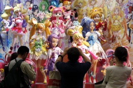 Посетители снимат аниме-фигури на Международното шоу за играчки в Токио, който ще се проведе от 13 до 16 юни в японската столица