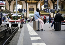 Пътници чакат на празен коловоз на Лионската гара, заради стачката на френските ж.п. служители