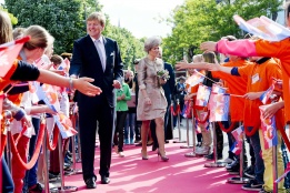 Холандският крал Вилем-Александер и кралица Максима поздравяват студенти при визитата си във Фрайсланд, Холандия