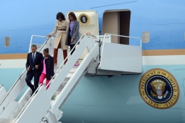 Американският президент Барак Обама и семейството му пристигат в Северна Ирландия за срещата на лидерите от Г -8.