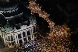 Демонстранти в Сао Пауло протестират срещу покачването на цените на публичния транспорт в Бразилия и високите разходите по домакинството на страната за световното футболно първенство през 2014 г.