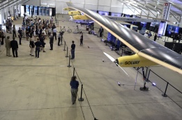 The Solar Impulse, широкообхватен самолет със слънчеви батерии, е изложен на пресконференция на международното летище Дюлс във Вирджиния, САЩ.