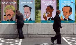 Рекламни афиши в Северна Ирландия показват лидерите от Г-8 в комична светлина, докато ядат сладолед