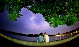 Двойка пред езерото в Хановер е свидетел на светкавиците в небето на Германия