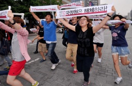 Студенти протестират срещу правителството, в Сеул, Южна Корея