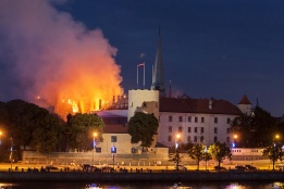 Пожар нанесе големи щети на замъка Рига в Латвия, след потушаването му е започнала реконструкция на покрива и два етажа на крепостта