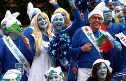 За Световния ден на смърфовете фенове на малките сини човечета от 28 страни се събраха в Белгия
