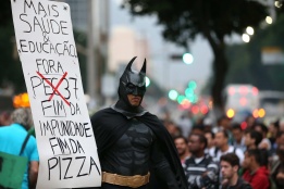 Демонстранти протестират в Рио де Жанейро, въпреки предложените реформи на президента Дилма Русеф
